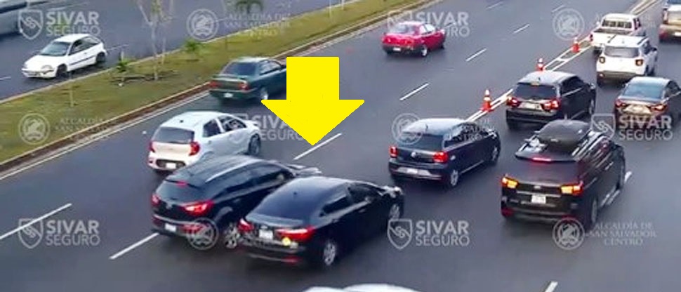 Conductores chocan por no guardar la calma al momento de incorporarse al carril