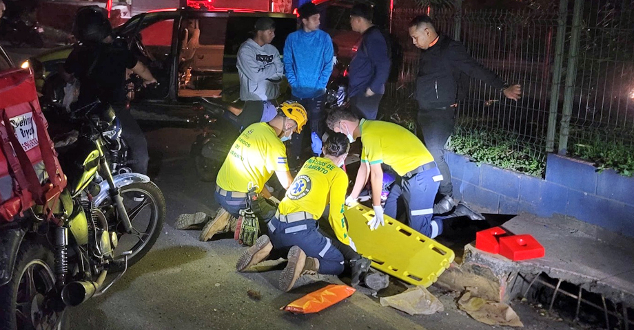 Mujer biker pierde el control de su moto y se accidenta en carretera a Quezaltepeque