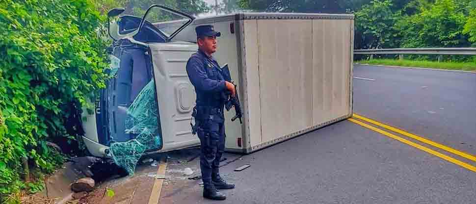 Conductor de camión pierde el control y deja varios lesionados