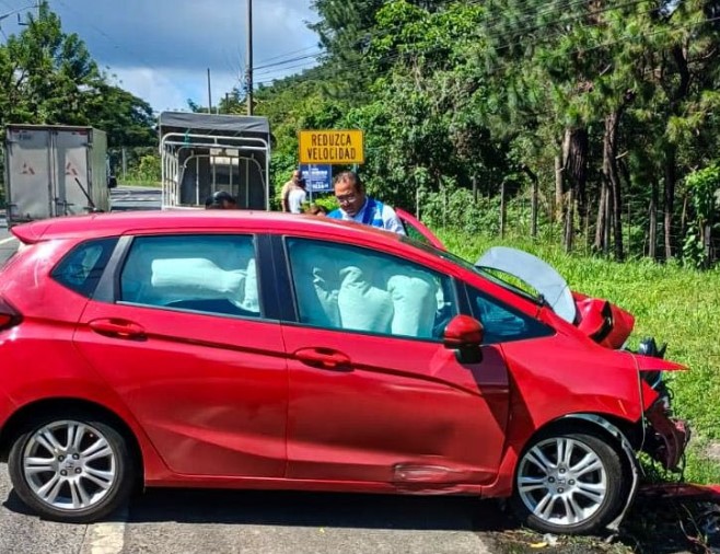 Hombre resulta con múltiples traumas tras accidente de Transito en carretera a Comalapa