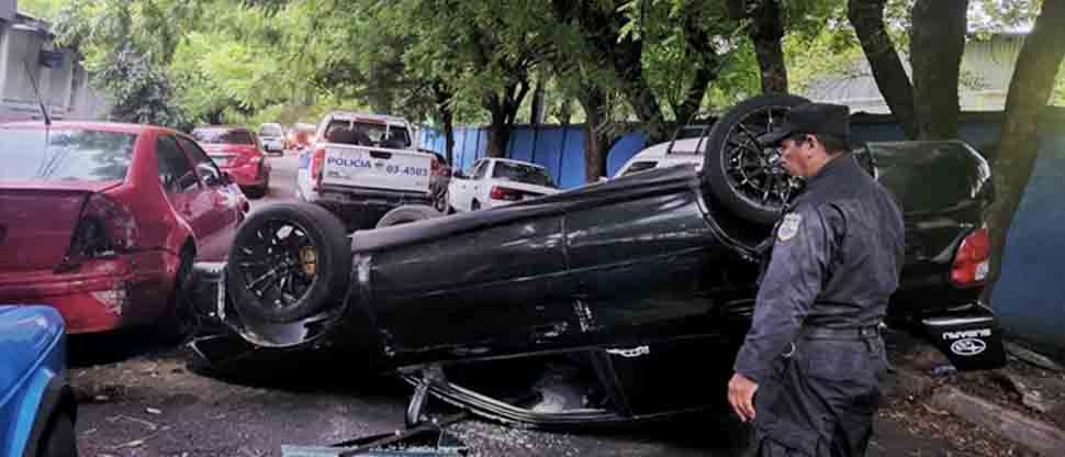 Conductor se duerme y vuelca su automóvil en San Miguel