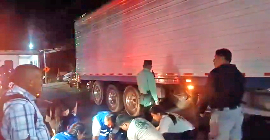 Conductor de rastra puso en peligro la vida de rescatistas que atendían un accidente en Santa Tecla