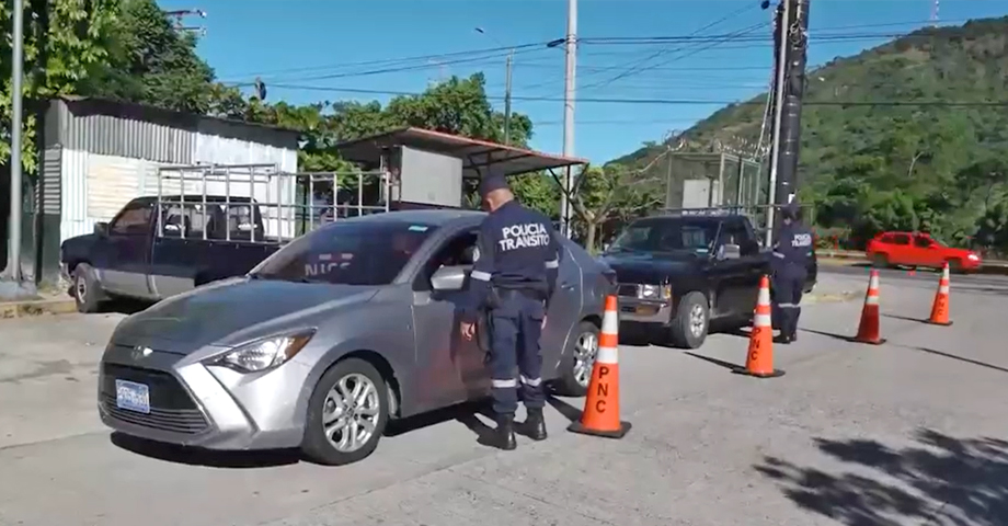 Instalan controles vehiculares como parte del cerco de seguridad en colonia 10 de Octubre, San Marcos