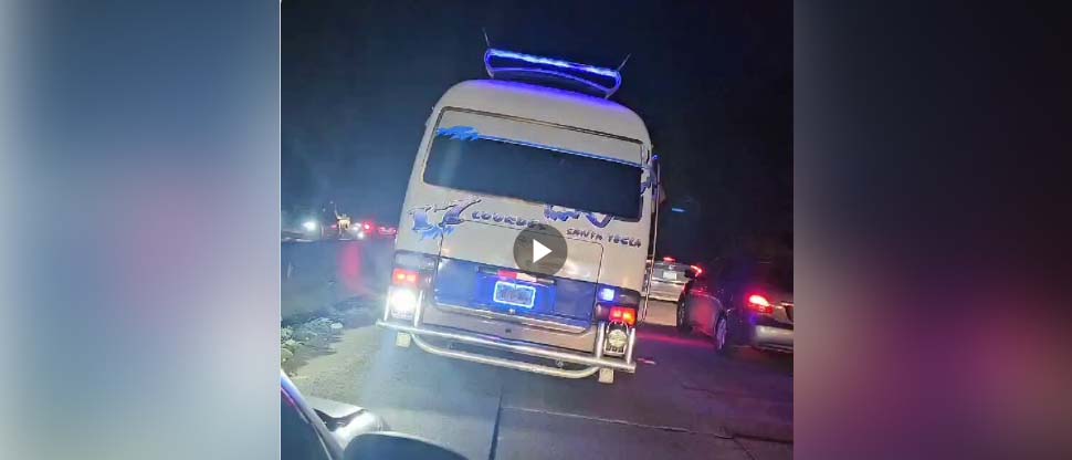Denuncian a microbusero por llevar una luz ilegal en la parte trasera