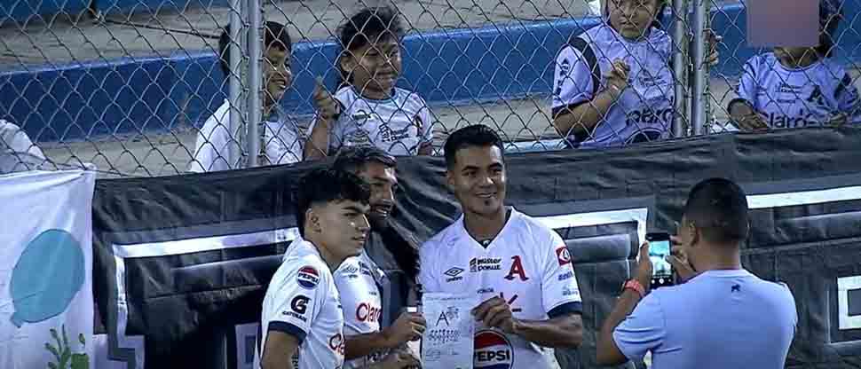 Dos niños le hacen un regalo a los jugadores del Alianza