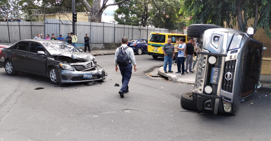 Dos niños resultan lesionados tras aparatoso accidente en San Salvador