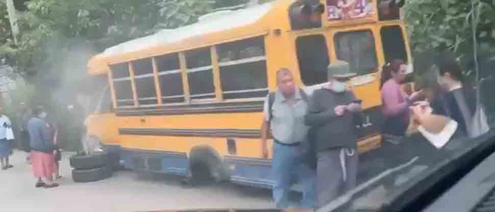 Pasajeros se salvan tras irse el eje trasero de un microbús de la ruta 4LL