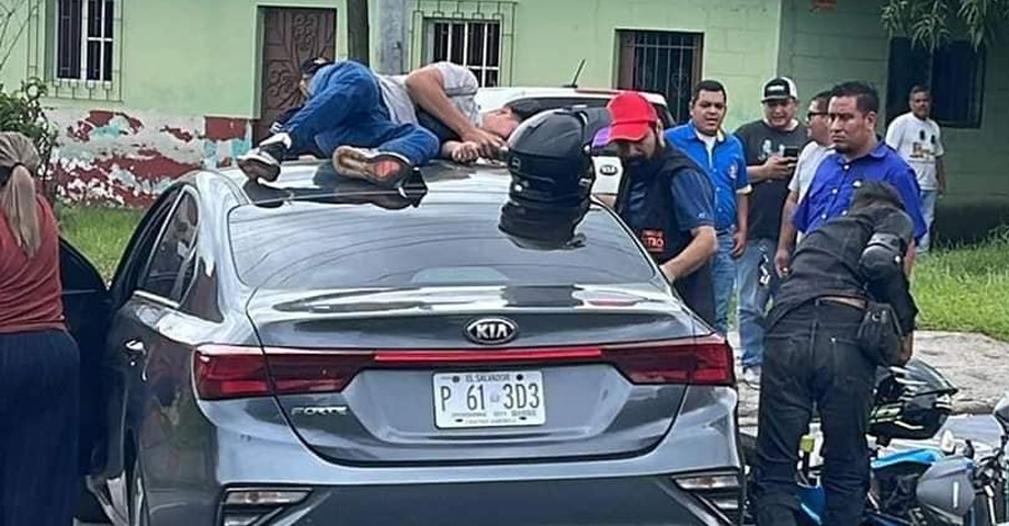 Motociclista termina empotrado sobre un vehiculo tras ser embestido en Santa Ana