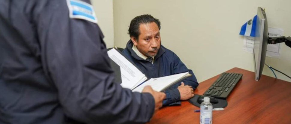 Seguirá en prisión exfiscal auxiliar acusado de tres delitos