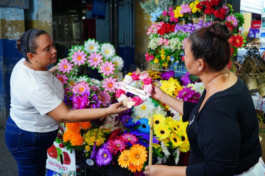 Extienden horario de atención en ventas de flores en Mercado Central