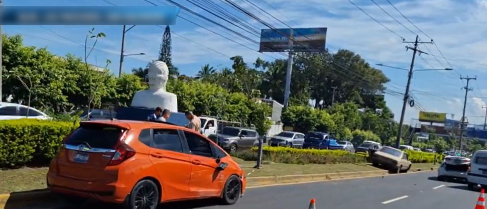 Fuerte choque en bulevar de los Próceres deja daños materiales y fuerte carga vehicular