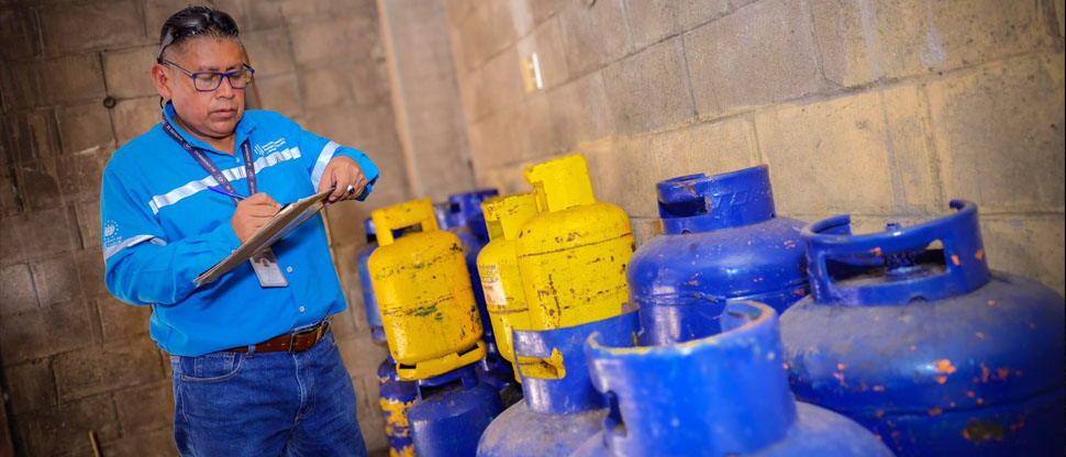Tras denuncia ciudadana, verifican precios de cilindro de gas propano en Chalatenango