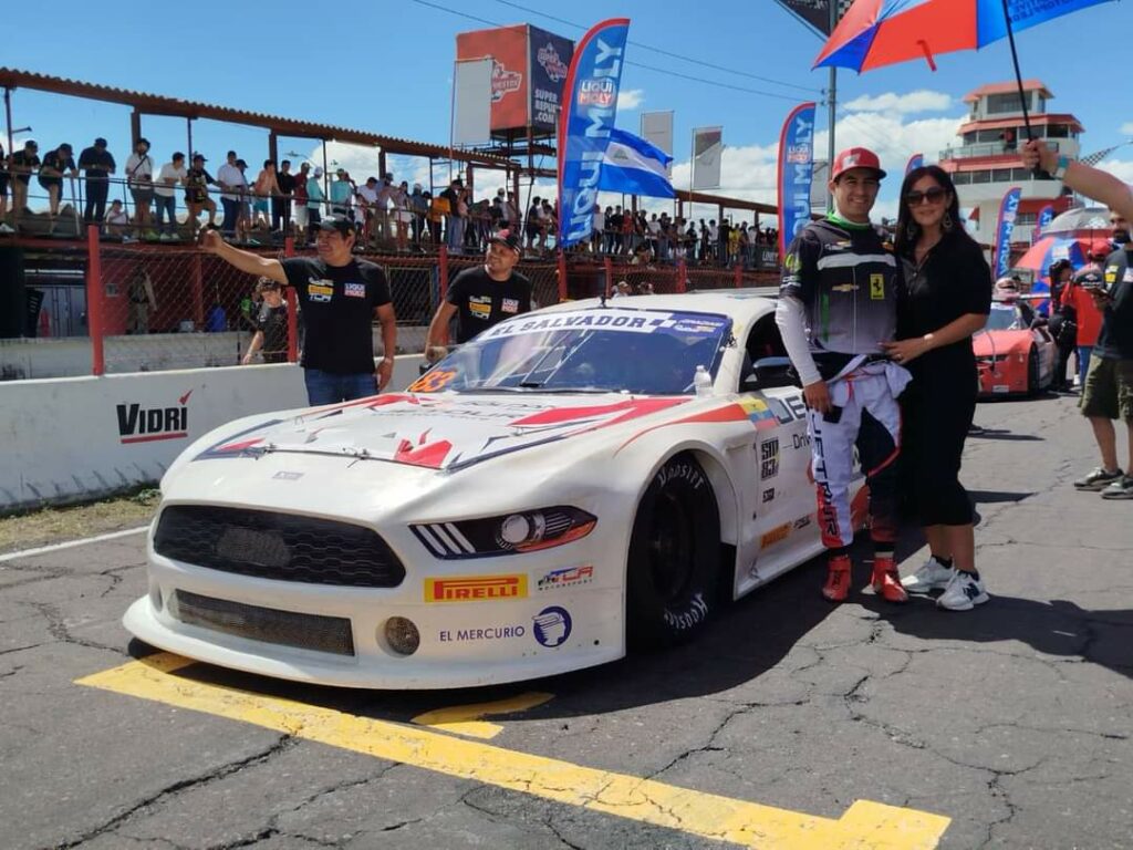 Pilotos nacionales e internacionales demuestran su talento en el GT Challenge en autódromo El Jabalí