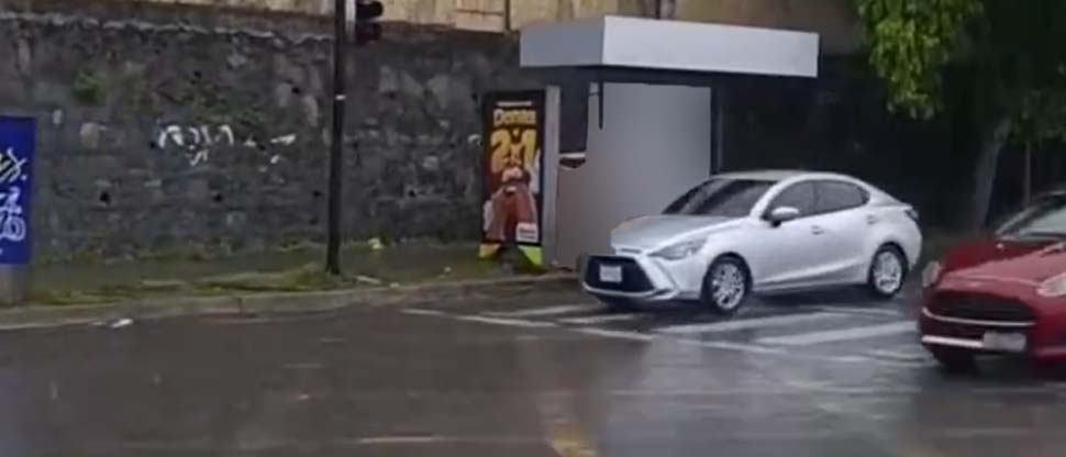 Hombre sin ropa es captado destruyendo una valla publicitaria