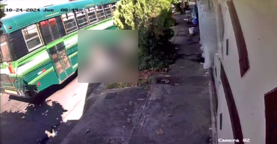 Hombre es arrollado tras lanzarse bajo las ruedas de un autobús en marcha en San Miguel