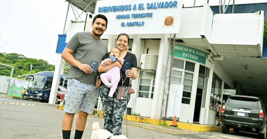 Hondureños aprovechan periodo vacacional de su país para conocer y disfrutar en El Salvador