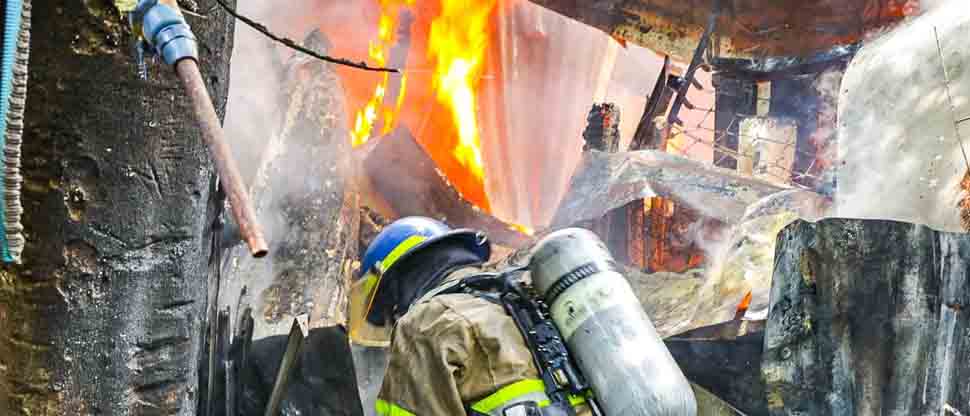 Bomberos controla un fuerte incendio en Mejicanos