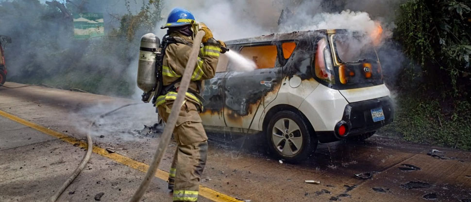 Bomberos sofocan incendio en vehículo en carretera al Boquerón