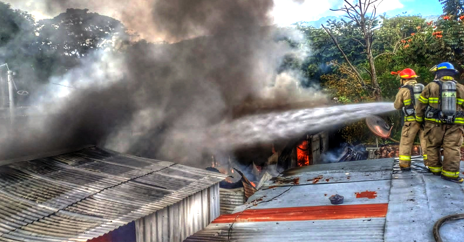 Atienden incendio estructural en tres viviendas de Ciudad Merliot