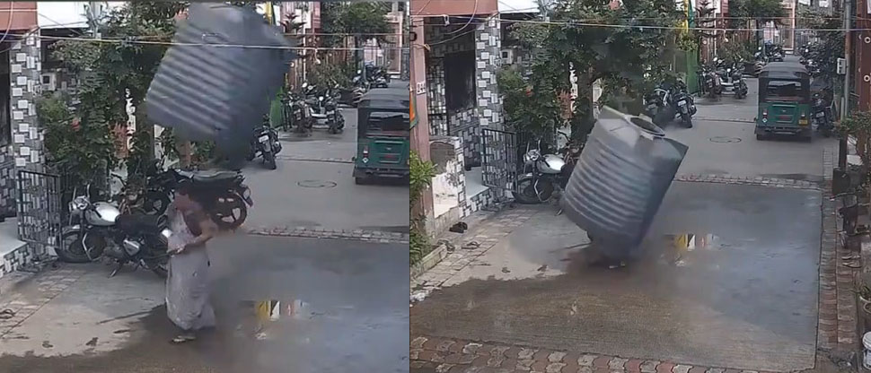 INDIA: Mujer se salva de ser aplastada por un tinaco que cayó de una vivienda de segunda planta