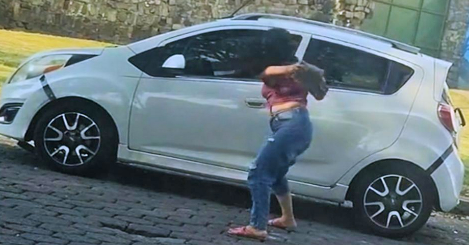 Mujer en estado de ebriedad destruye el carro de su pareja por una supuesta infidelidad