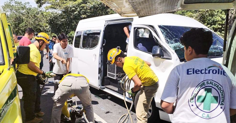 Microbús impacta una vaca que repentinamente se cruzó la calle en Santa Ana