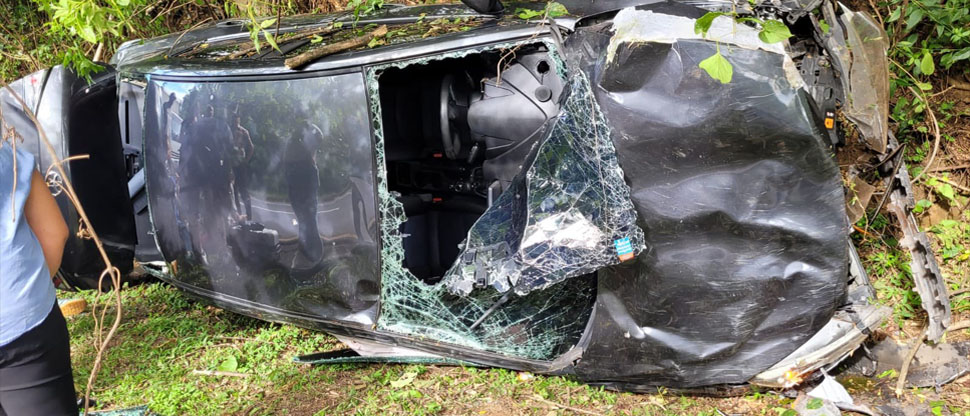 Conductor termina en el hospital tras volcar vehículo en carretera a Santa Ana