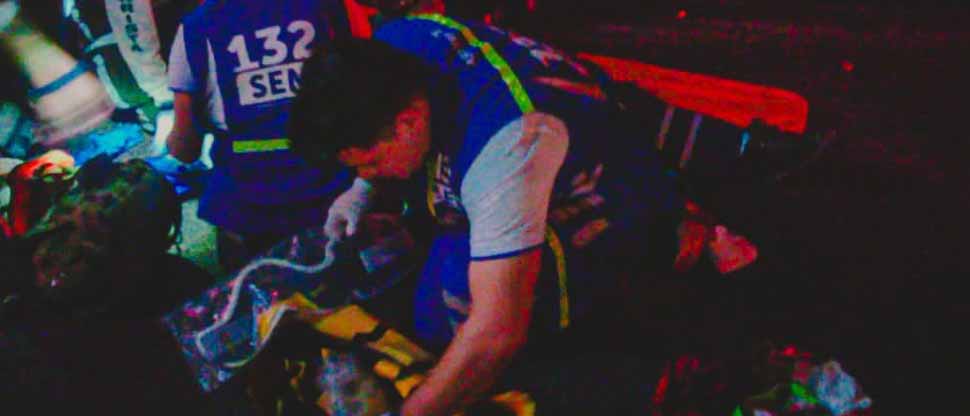 Motociclista choca con un autobús en la plaza El Trovador