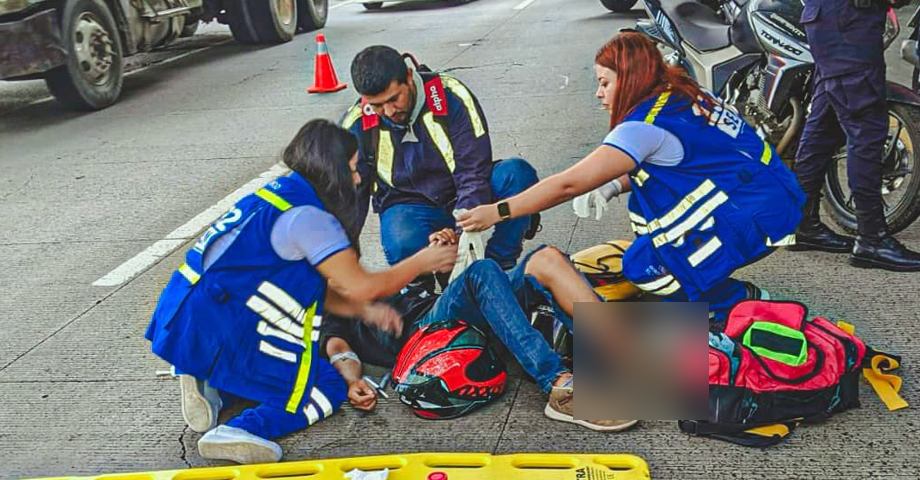 Motociclista resulta con múltiples traumas tras accidentarse en carretera a Santa Ana