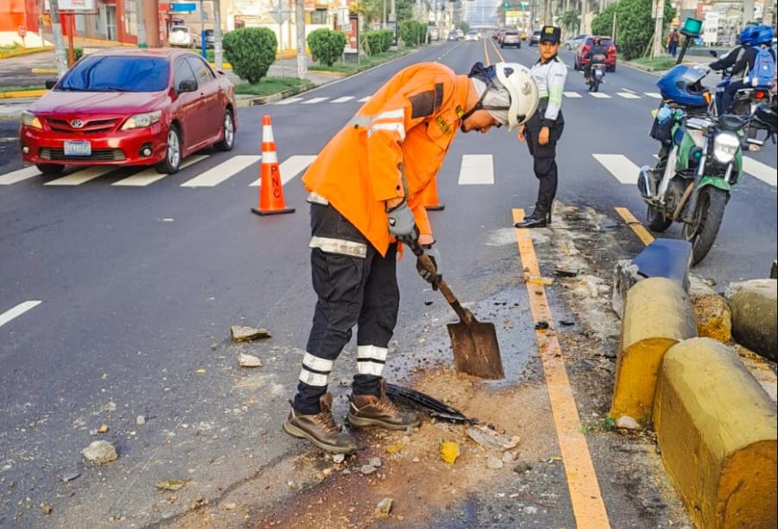 Remueven restos de aceite derramado que dejó accidente en San Salvador