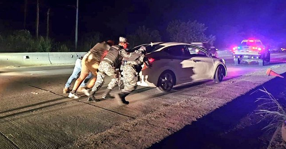 “Servir y Proteger”: agentes auxilian a conductor tras presentar desperfectos en su carro