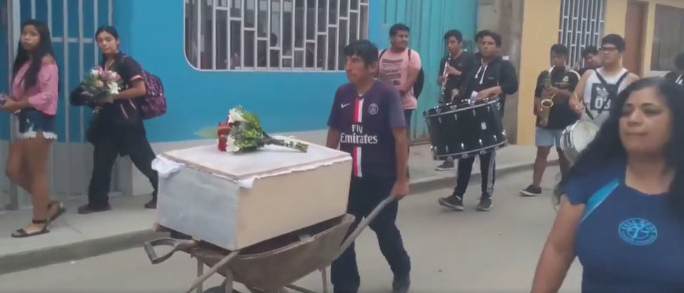 PERÚ: Con banda de paz y misa, dan el último adiós al perrito manchas