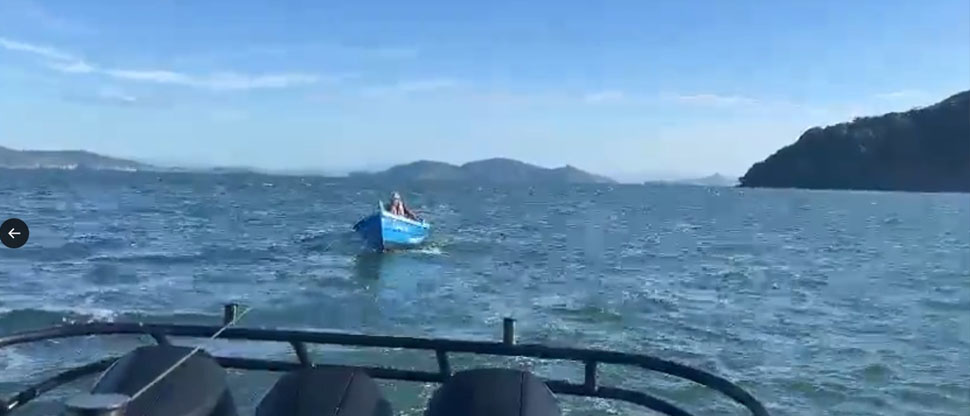 Elementos de la Marina Nacional auxilian a pescadores que quedaron a la deriva
