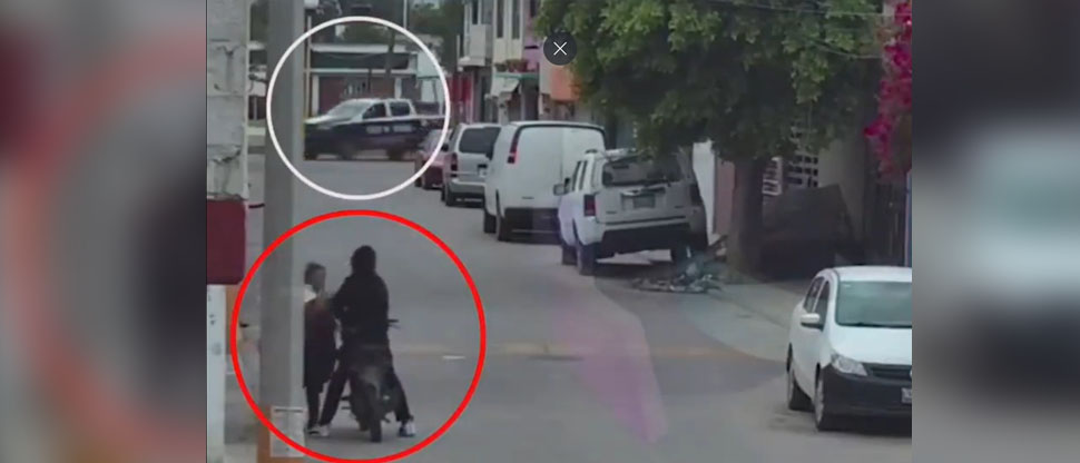 MÉXICO: Policías presencian un robo de un sujeto en motocicleta y en vez de capturarlo huyen del lugar