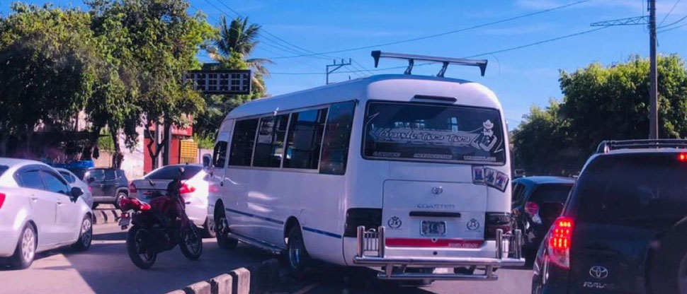 Microbusero quiso pasarse de listo al meterse al carril del Sitrans y golpeó a motociclista