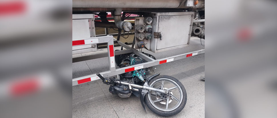 Motociclista se salva de milagro tras quedar debajo de un furgón en carretera Los Chorros