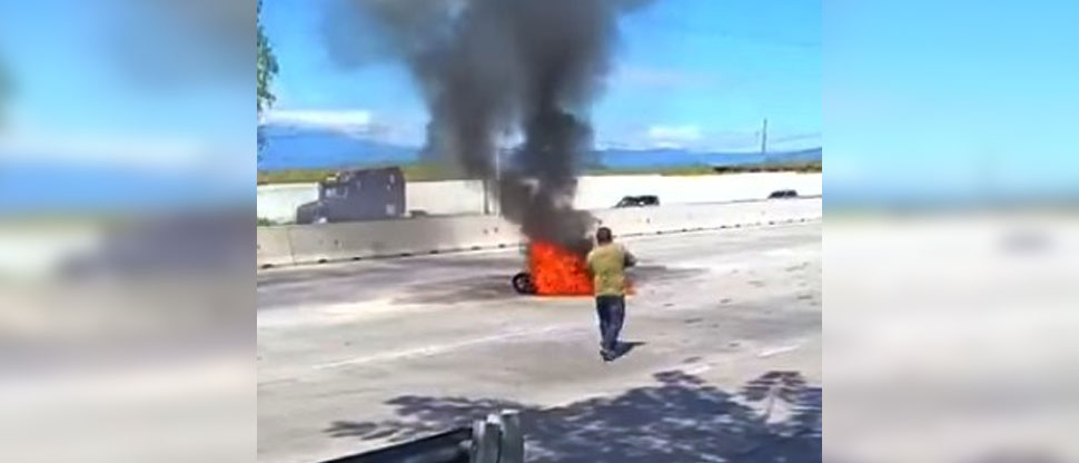 Motocicleta queda reducida a cenizas tras incendiarse en La Libertad
