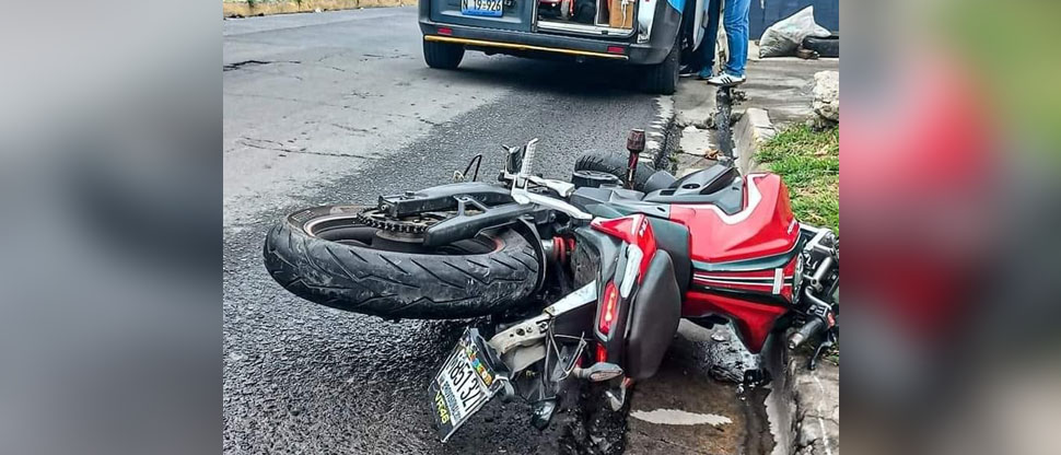 Motociclista termina en el hospital tras accidentarse en colonia Zacamil, San Salvador
