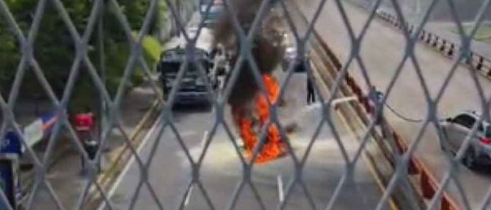 Motociclista resulta lesionado con quemaduras tras incendiarse su moto