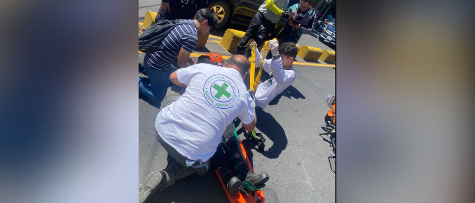 Socorristas auxilian a motociclista que sufrió lesiones tras accidentarse en colonia Escalón