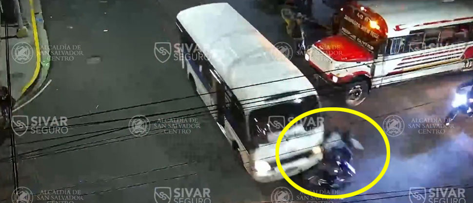 Motociclista no respetó el alto y casi pierde la vida