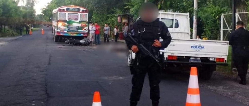 Motociclista pierde la vida al estrellarse en la parte trasera de un autobús