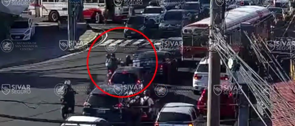 Motociclista esquiva tráfico, pero termina chocando con otra moto en la avenida Bernal