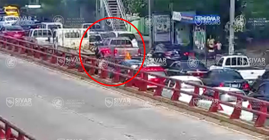 Cámaras de Sivar Seguro captan momento cuando motocicleta se prende en llamas en pleno tráfico