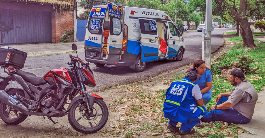 Dan atención prehospitalaria a motociclista que resultó lesionado tras accidente en San Salvador