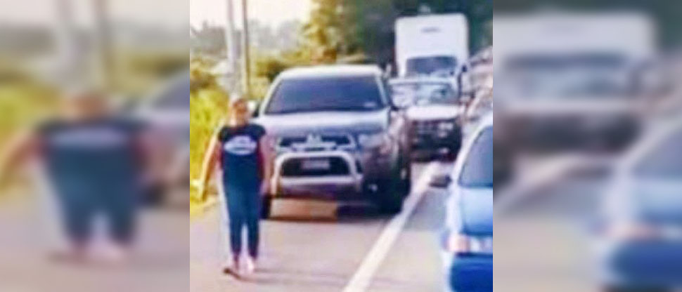 Mujer se arma de valor y enfrenta a conductores que circulan sobre zona peatonal