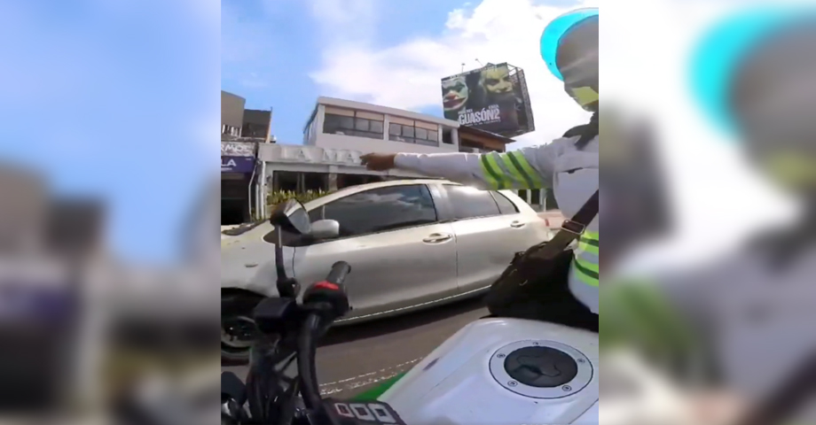 Sancionan a conductor por manipular y distraerse mientras conducía