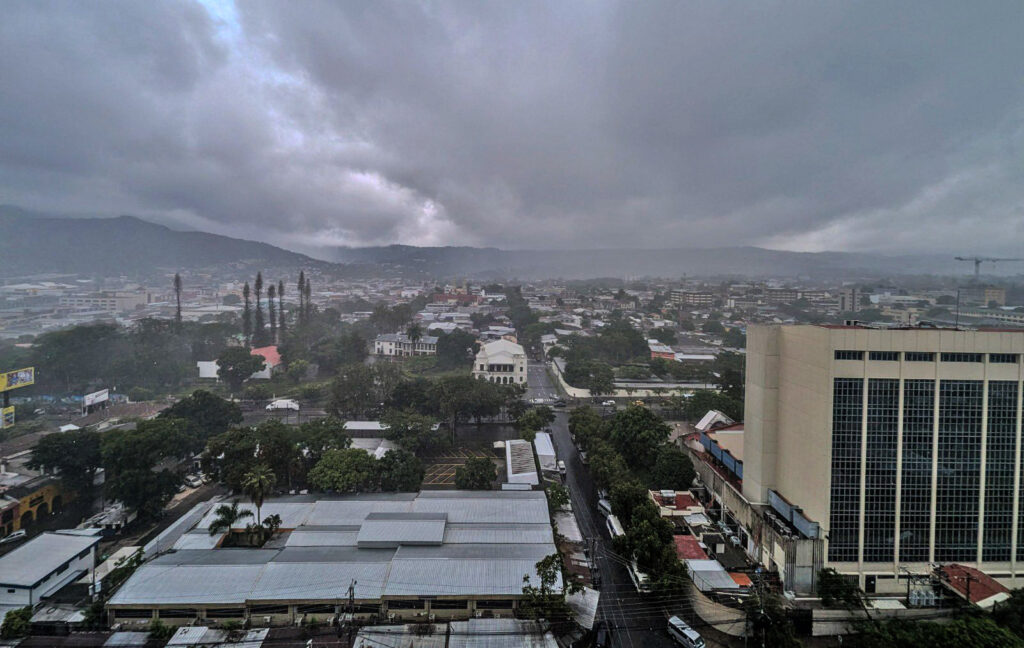 Continuará nubosidad y lluvias puntuales este jueves, según MARN