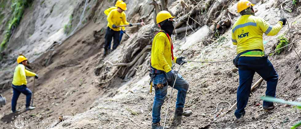 Realizan trabajos de mitigación de riesgos en 25 taludes identificados en autopista a Comalapa