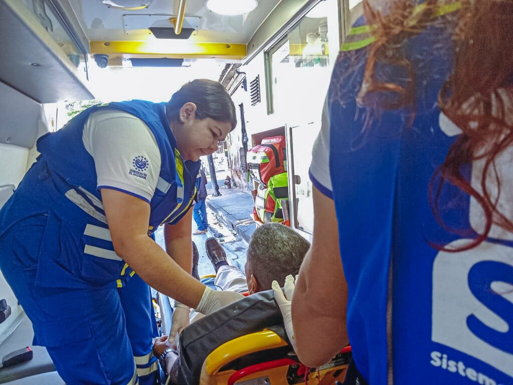 Hombre de avanzada edad resulta con fuerte golpe en la cabeza tras accidente vial